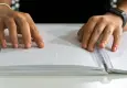 Görme engelliler için kütüphanede engelsiz çalışma alanı