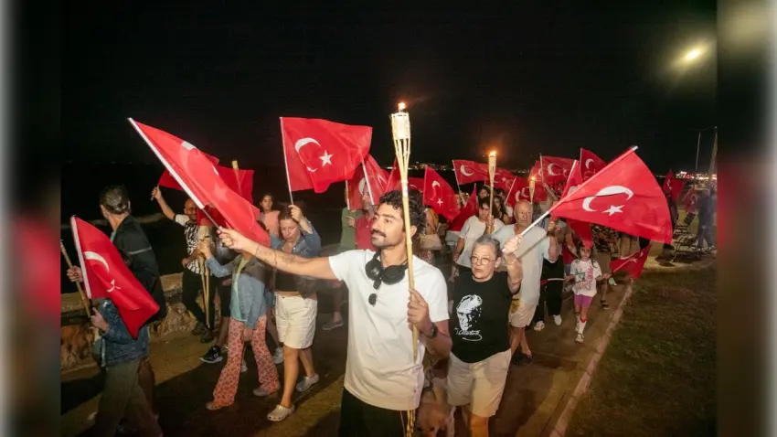 Güzelbahçe’de 30 Ağustos coşkusu: Marşlar sahilde yankılandı haberinin görseli