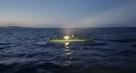 İzmir açıklarında 37 düzensiz göçmen yakalandı, 30 kişi kurtarıldı