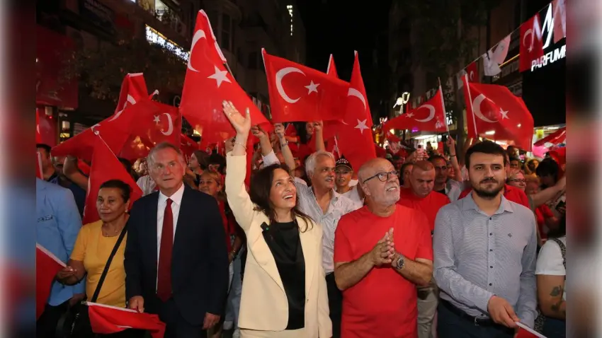 Karşıyaka’da 30 Ağustos coşkusu: Sokaklar Türk bayraklarıyla doldu haberinin görseli