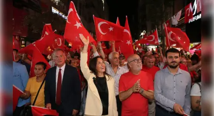 Karşıyaka’da 30 Ağustos coşkusu: Sokaklar Türk bayraklarıyla doldu