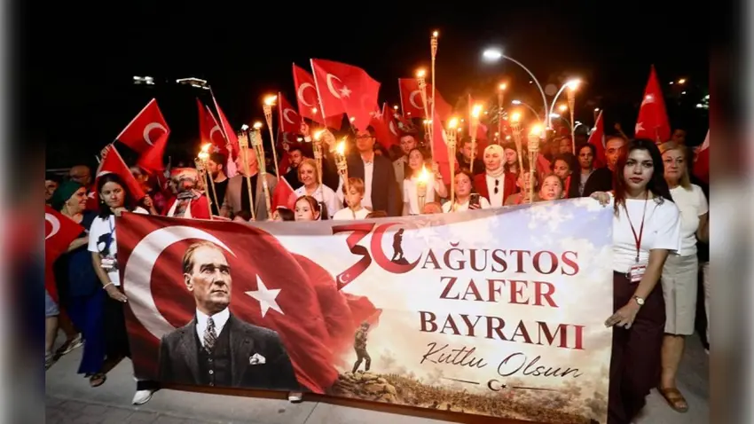 Menderes’te 30 Ağustos coşkusu: Binlerce kişi tek yürek oldu haberinin görseli