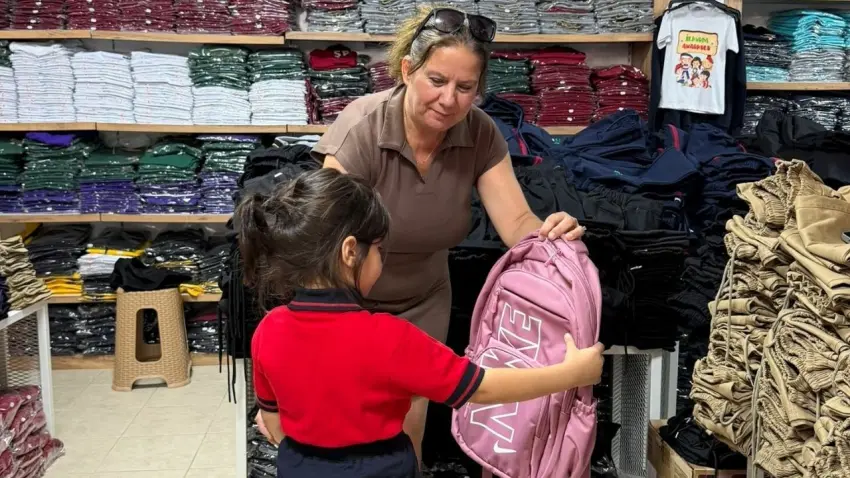 Para almadan 50 çocuğu baştan aşağı okula hazırladı haberinin görseli