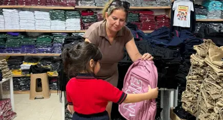 Para almadan 50 çocuğu baştan aşağı okula hazırladı