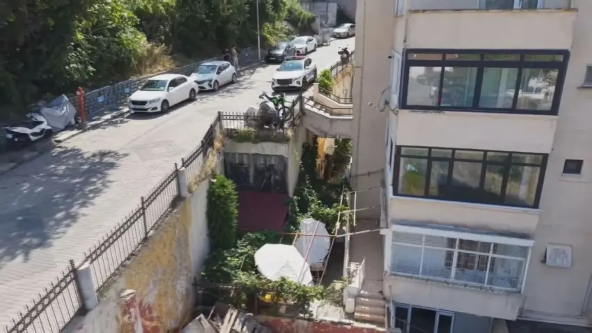 Şile'de görenleri şaşkına çeviren bina: Üzerinden yol geçiyor, 8 dairede yaşam sürüyor haberinin görseli