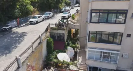 Şile'de görenleri şaşkına çeviren bina: Üzerinden yol geçiyor, 8 dairede yaşam sürüyor