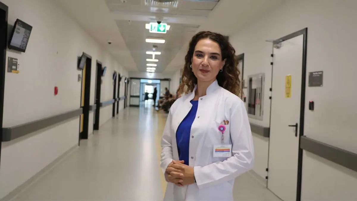 ürekli öne eğilmek boynu zorluyor: 5 kiloluk baş, 25 kiloluk yüke dönüşüyor görseli
