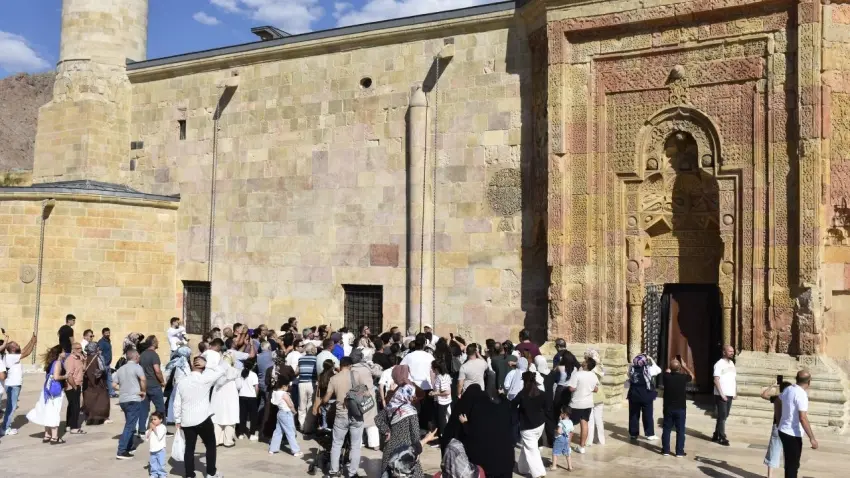 Divriği Ulu Cami’de görenleri şaşırtan görüntü: Taşa işlenen “namaz kılan insan” silüeti haberinin görseli