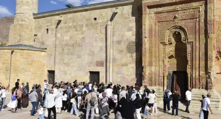 Divriği Ulu Cami’de görenleri şaşırtan görüntü: Taşa işlenen “namaz kılan insan” silüeti