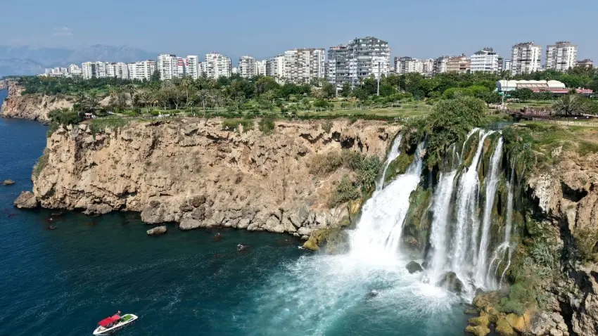 Düden Şelalesi’nde nefes kesen manzara: Turistler en iyi kare için yarıştı haberinin görseli