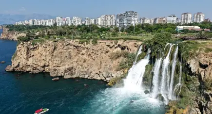 Düden Şelalesi’nde nefes kesen manzara: Turistler en iyi kare için yarıştı