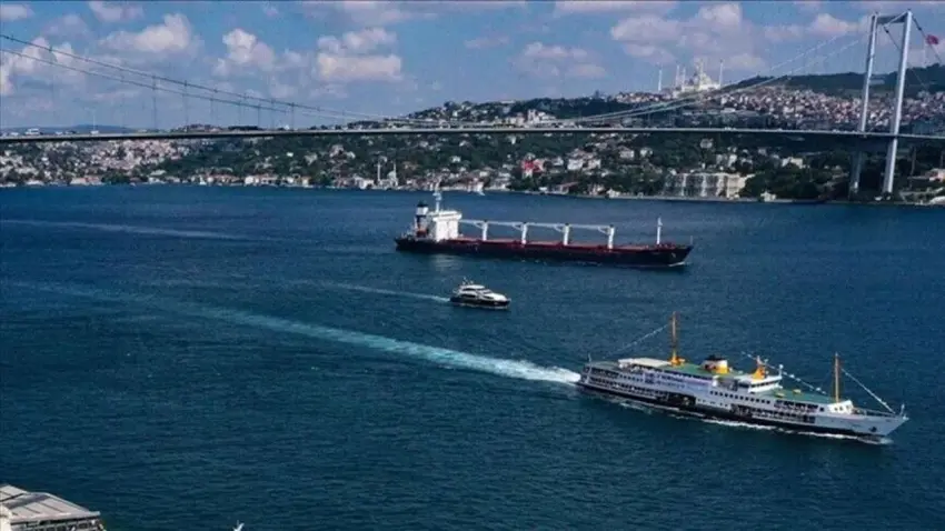 İHA saldırısına uğrayan hasarlı gemi İstanbul Boğazı’nda: Trafik çift yönlü kapatıldı haberinin görseli
