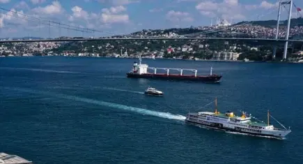 İHA saldırısına uğrayan hasarlı gemi İstanbul Boğazı’nda: Trafik çift yönlü kapatıldı