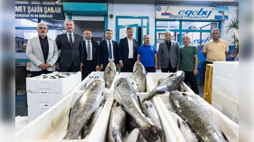 İzmirli balıkçılar denize “Vira Bismillah” diyerek açıldı haberinin görseli