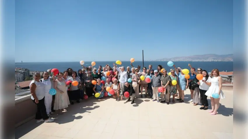 Konak’ta Dünya Barış Günü’nde gökyüzüne balonlar bırakıldı haberinin görseli