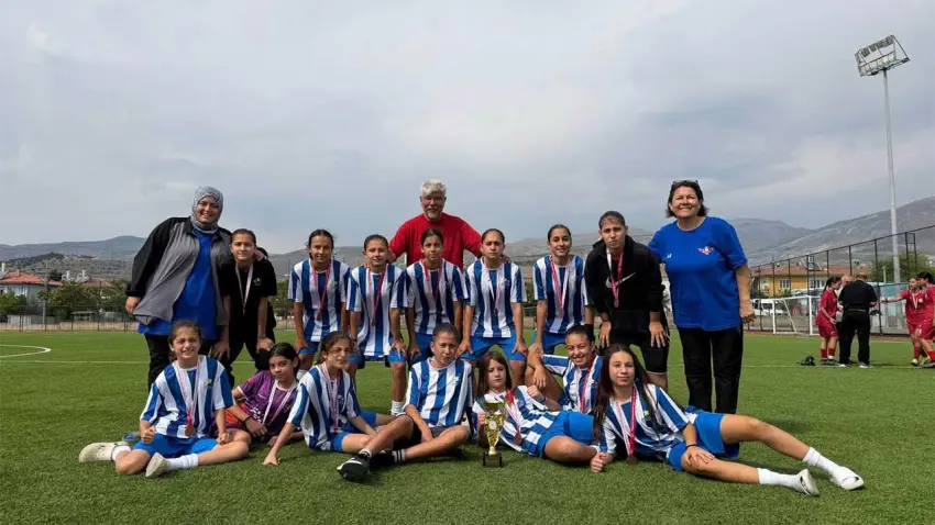 Manisa Karması Kız Futbol Takımı Türkiye üçüncüsü oldu haberinin görseli