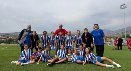 Manisa Karması Kız Futbol Takımı Türkiye üçüncüsü oldu