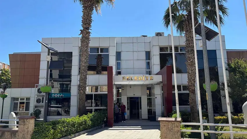 Seferihisar Belediyesi soruşturmasında gözaltına alınan 2 şüpheli adliyeye sevk edildi haberinin görseli