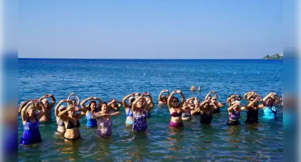 Seferihisar’da Dünya Barış Günü’ne denizde pilatesle başlangıç