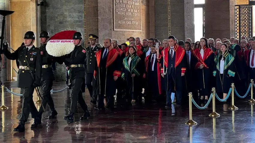 Yeni adli yıl Anıtkabir ziyaretiyle başladı haberinin görseli