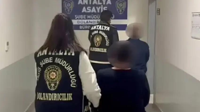 Antalya'da kendini mali istihbaratçı olarak tanıtan dolandırıcılara darbe haberinin görseli