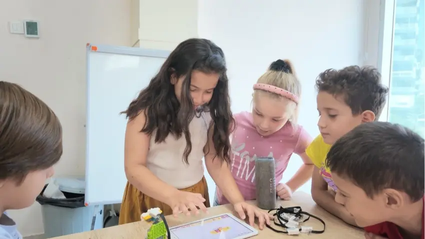 Bayraklı’da çocukların yaz tatili atölyelerle renklendi haberinin görseli