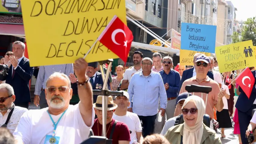 Buca’da “Barış ve Empati Şenliği” renkli görüntülere sahne oldu haberinin görseli