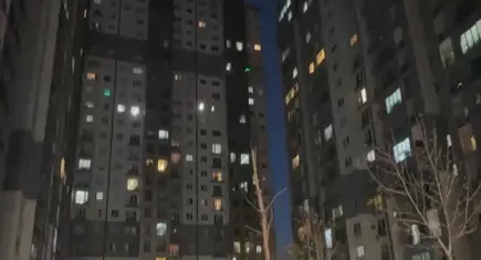Esenyurt'ta sitede yangın paniği: Otomobilde başlayan alevler 28 katlı binaya sıçradı!