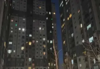Esenyurt'ta sitede yangın paniği: Otomobilde başlayan alevler 28 katlı binaya sıçradı!