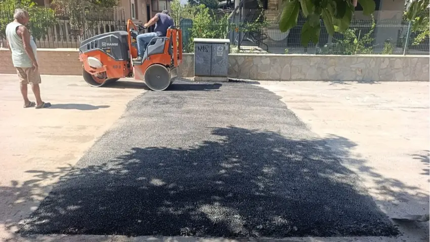 Menderes’te asfalt seferberliği: 2 haftada 1500 metrekare yol yenilendi haberinin görseli