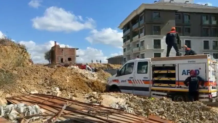 Başakşehir’de inşaat alanında toprak kayması! İşçiler göçük altında kaldı haberinin görseli