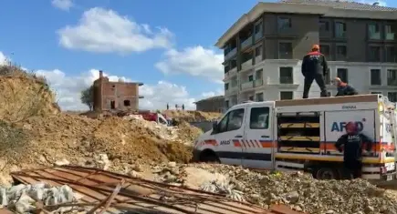 Başakşehir’de inşaat alanında toprak kayması! İşçiler göçük altında kaldı