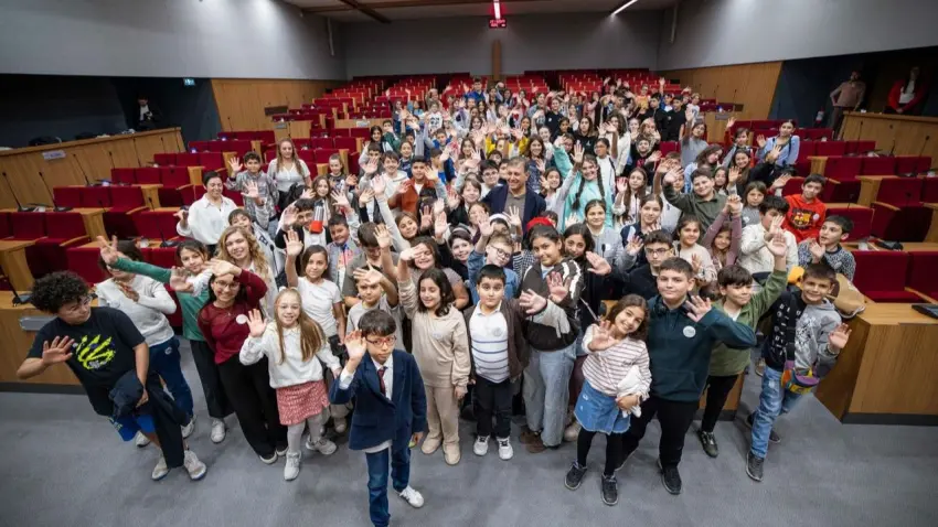 İzmir’de çocuklara eğitimden sanata, spordan bilime dopdolu program haberinin görseli