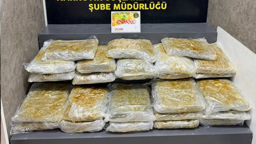 İzmir’de evinde 29 kilo 800 gram yasaklı madde ele geçirilen şüpheli tutuklandı haberinin görseli