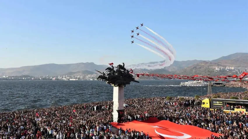 İzmir’in Kurtuluşunun 104’üncü yılı Solo Türk Gösterisiyle taçlanacak haberinin görseli