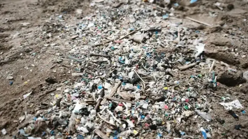 Akdeniz’de alarm: Balıkçılar ağlarını balık yerine plastikle çekiyor haberinin görseli