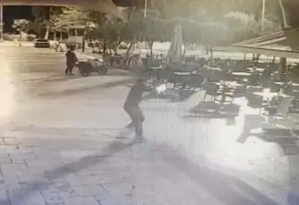 Çiğli Belediyesi'nin kafesine silahlı saldırı kamerada