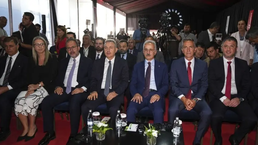 İzmir’e 100 milyon dolarlık dijital yatırım: Veri merkezi 300 milyon doları aşacak haberinin görseli
