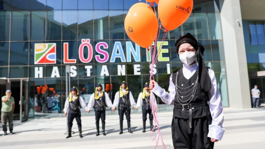 Lösemiyi ikinci kez yendi, horonla hastaneden çıktı haberinin görseli