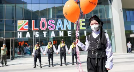 Lösemiyi ikinci kez yendi, horonla hastaneden çıktı