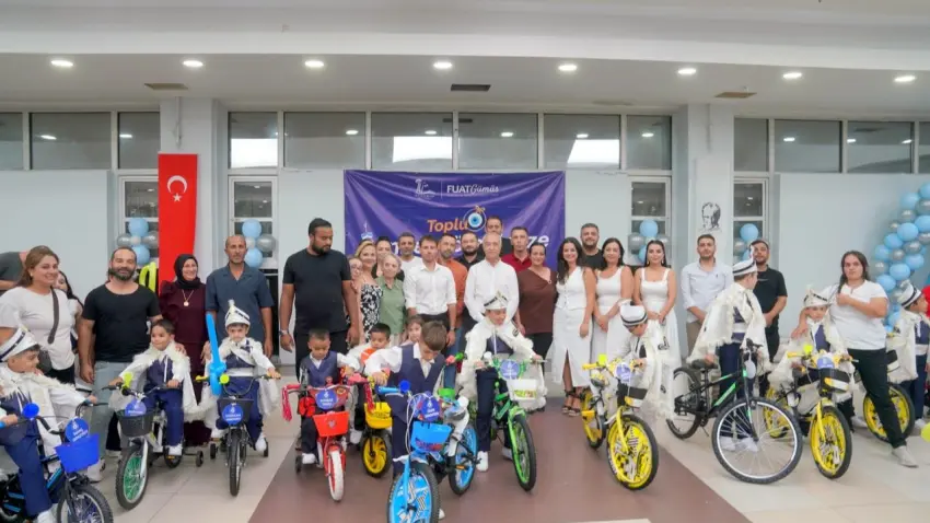 Seferihisar’da toplu sünnet coşkusu: 21 çocuğa bisiklet sürprizi haberinin görseli