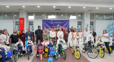 Seferihisar’da toplu sünnet coşkusu: 21 çocuğa bisiklet sürprizi