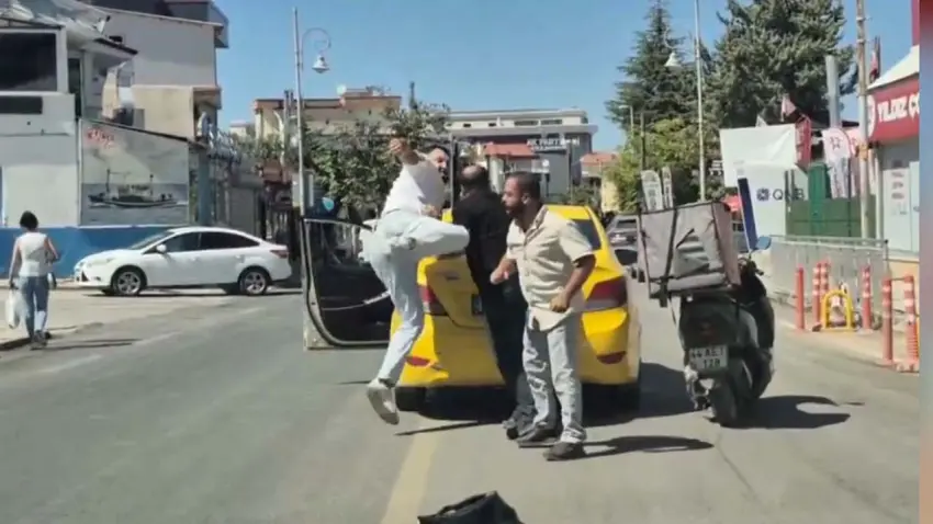 Taksi şoförü ile motokurye arasında tekmeli yumruklu yol verme kavgası haberinin görseli
