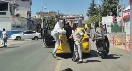 Taksi şoförü ile motokurye arasında tekmeli yumruklu yol verme kavgası