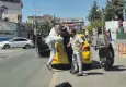 Taksi şoförü ile motokurye arasında tekmeli yumruklu yol verme kavgası