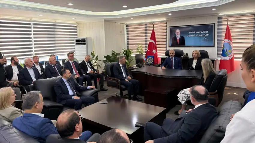 Uraloğlu’ndan Menderes Belediyesi’ne ziyaret: Ulaşım ve altyapı yatırımları masaya yatırıldı haberinin görseli