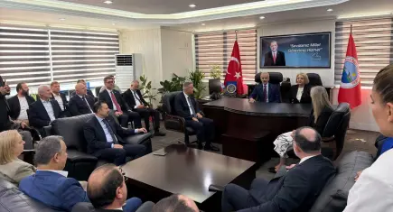 Uraloğlu’ndan Menderes Belediyesi’ne ziyaret: Ulaşım ve altyapı yatırımları masaya yatırıldı