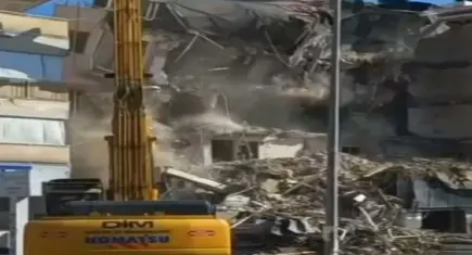 5 katlı bina yıkım sırasında çöktü