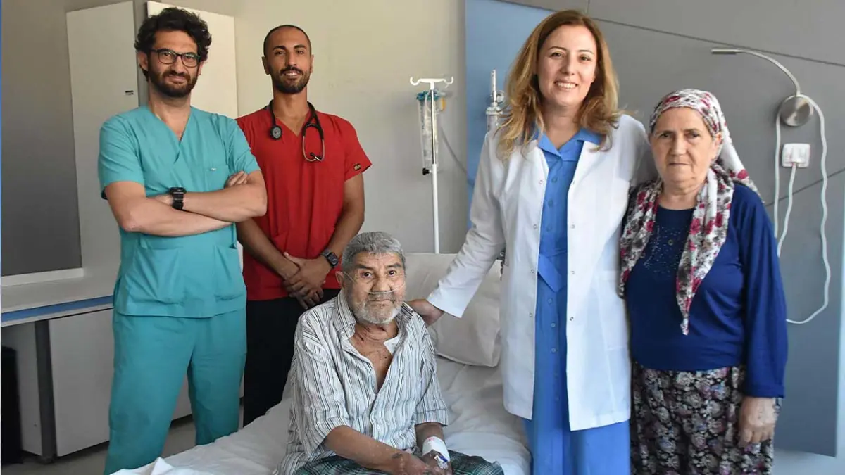 Bacak damarları tıkalı hastaya köprücük kemiğinin altından kalp kapağı takıldı görseli