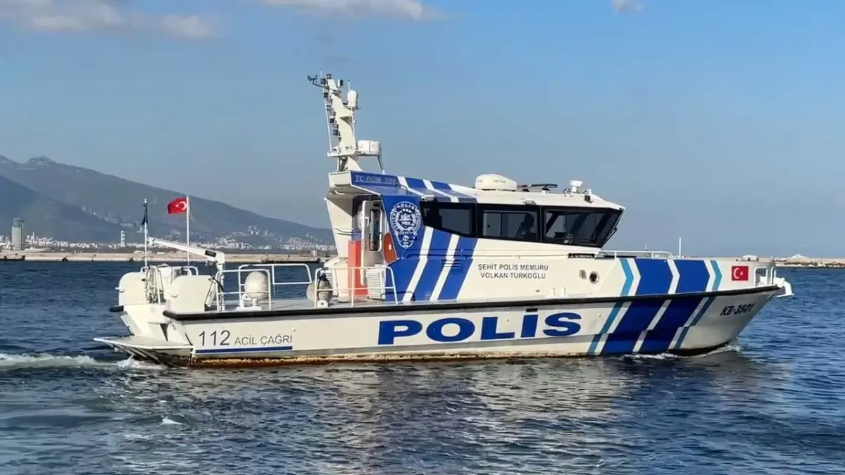 Deniz polisi kruvaziyerle gelen turistlerin huzuru için görev başında görseli